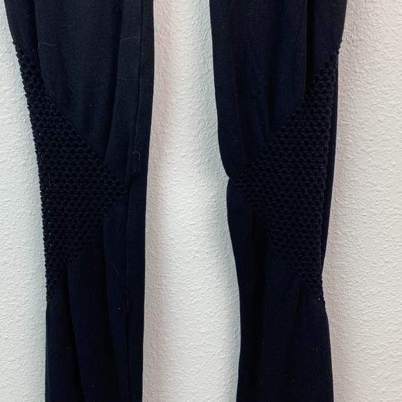 Black Leggings mesh triangle detail on thighs. Cottiny soft stretchy high waist - Picture 5 of 8